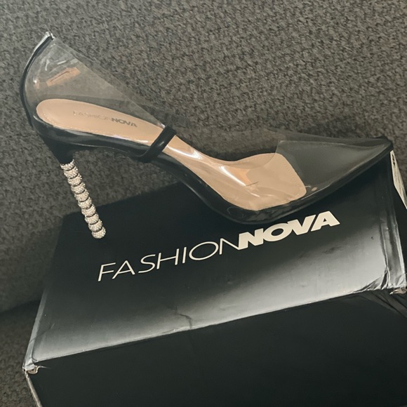 Fashion Nova clear pumps classy & elegant, heel is made of rings of rhinestones. - Picture 6 of 12